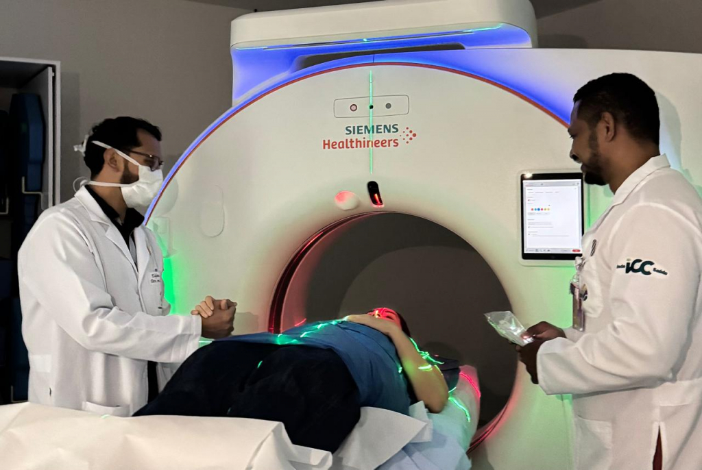 Paciente realizando tomografia no check-up executivo em Fortaleza na Rede ICC Saúde
